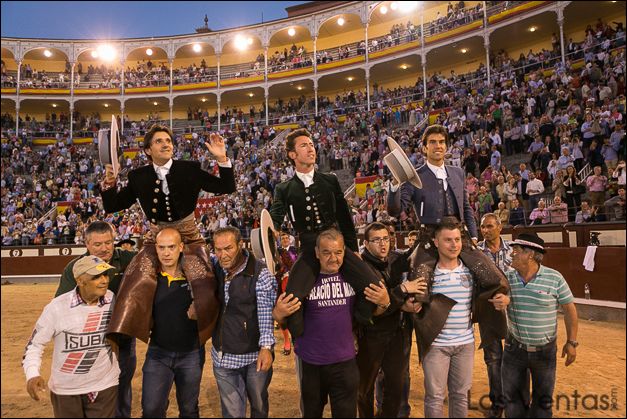 Las ventas rejoneadores a hombros